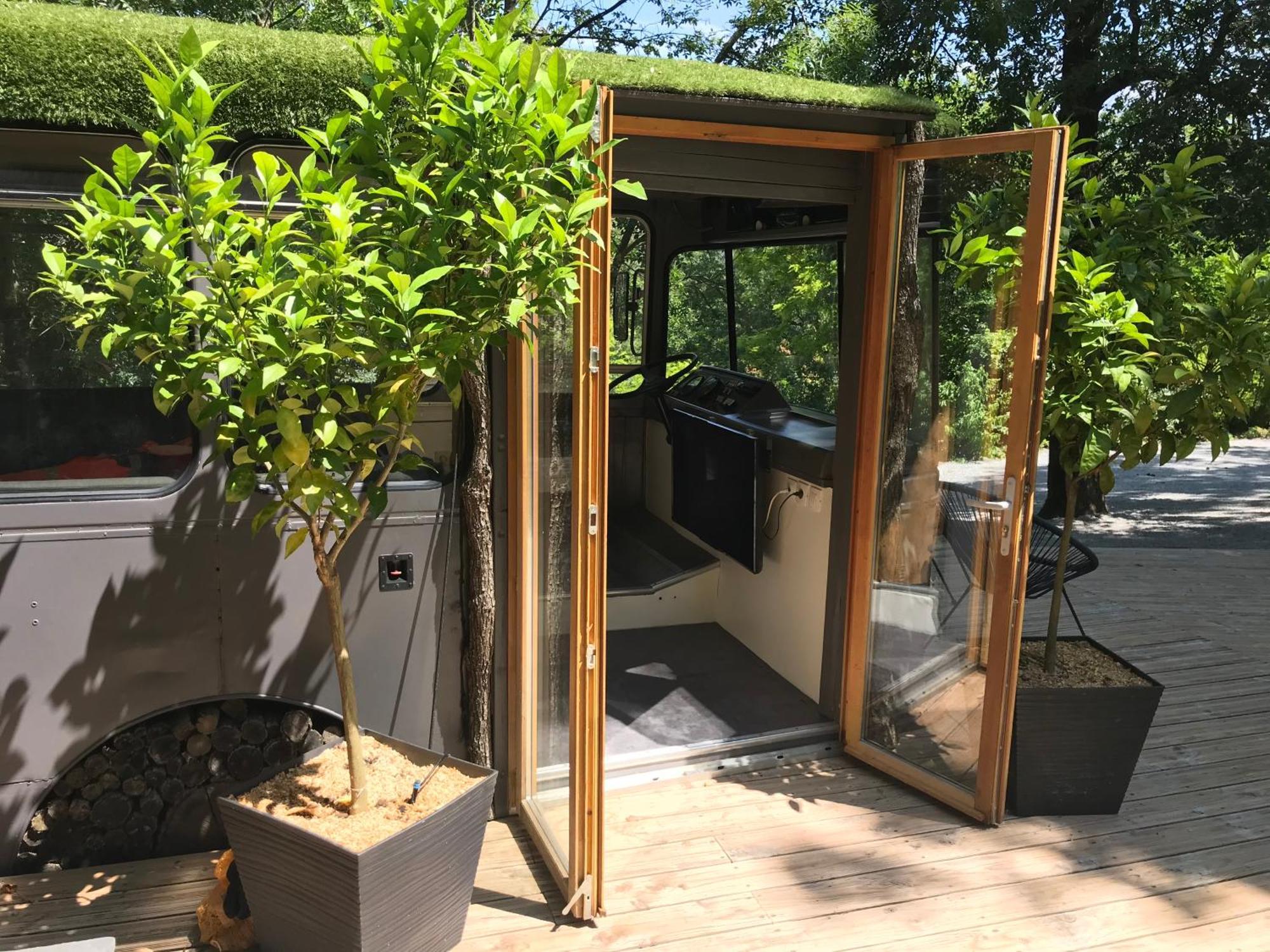 Bus Atypique Au Bord Du Canal Du Midi Et Au Coeur D'Une Foret 2 Chambres Villepinte  Luaran gambar