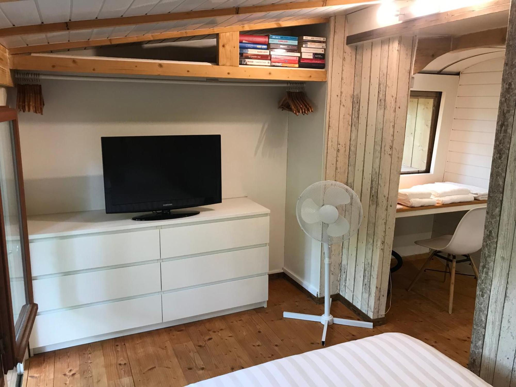 Bus Atypique Au Bord Du Canal Du Midi Et Au Coeur D'Une Foret 2 Chambres Villepinte  Luaran gambar